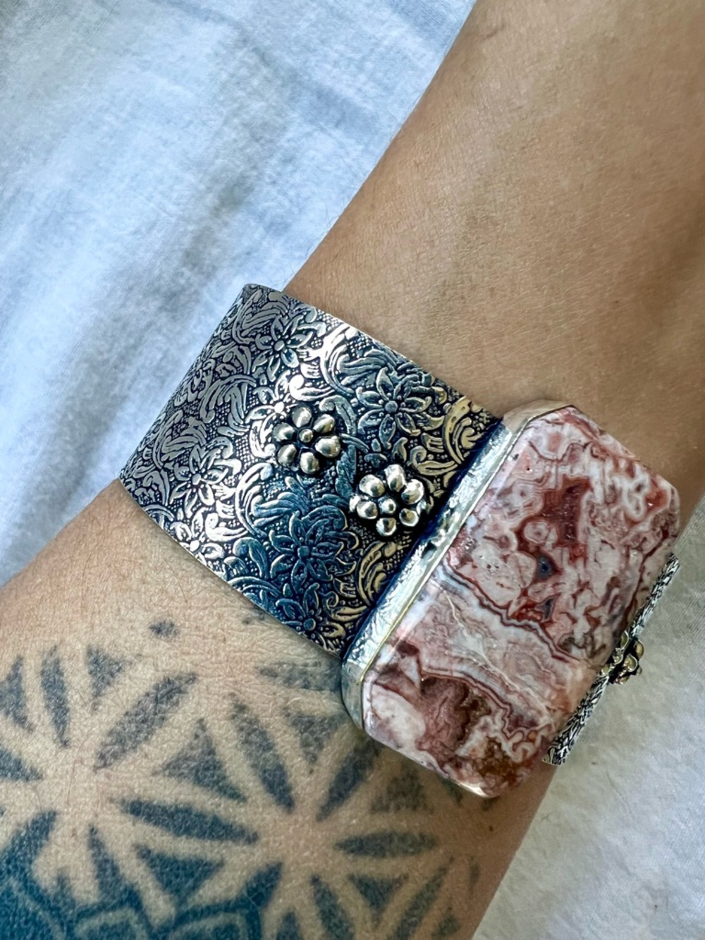 925 Playful CRAZY LACE AGATE Embossed Cuff Bracelet - Picture 3 of 10